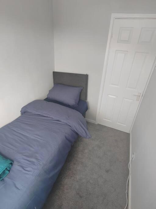 Апартаменты Cosy Brighouse 3 Bed House-Great For Contractors Экстерьер фото