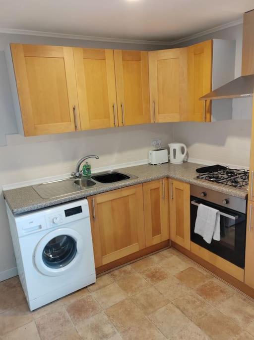 Апартаменты Cosy Brighouse 3 Bed House-Great For Contractors Экстерьер фото