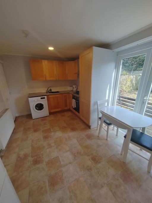 Апартаменты Cosy Brighouse 3 Bed House-Great For Contractors Экстерьер фото